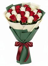 Букет Микс из красных и белых роз в Юрла