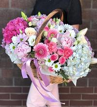 Композиция солнечный день в Юрла Цветочная композиция из Розы, Хризантемы, Пионы и Лизиантусы в корзине в Юрла
