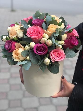 Цветочная композиция из Розы в шляпной коробке в Юрла