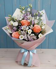 Букет цветов из:  Лизиантусы, Розы, Альстромерии и Гипсофила в Юрла