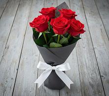 Букет 5 Красных роз Эдлесс Лав в Юрла