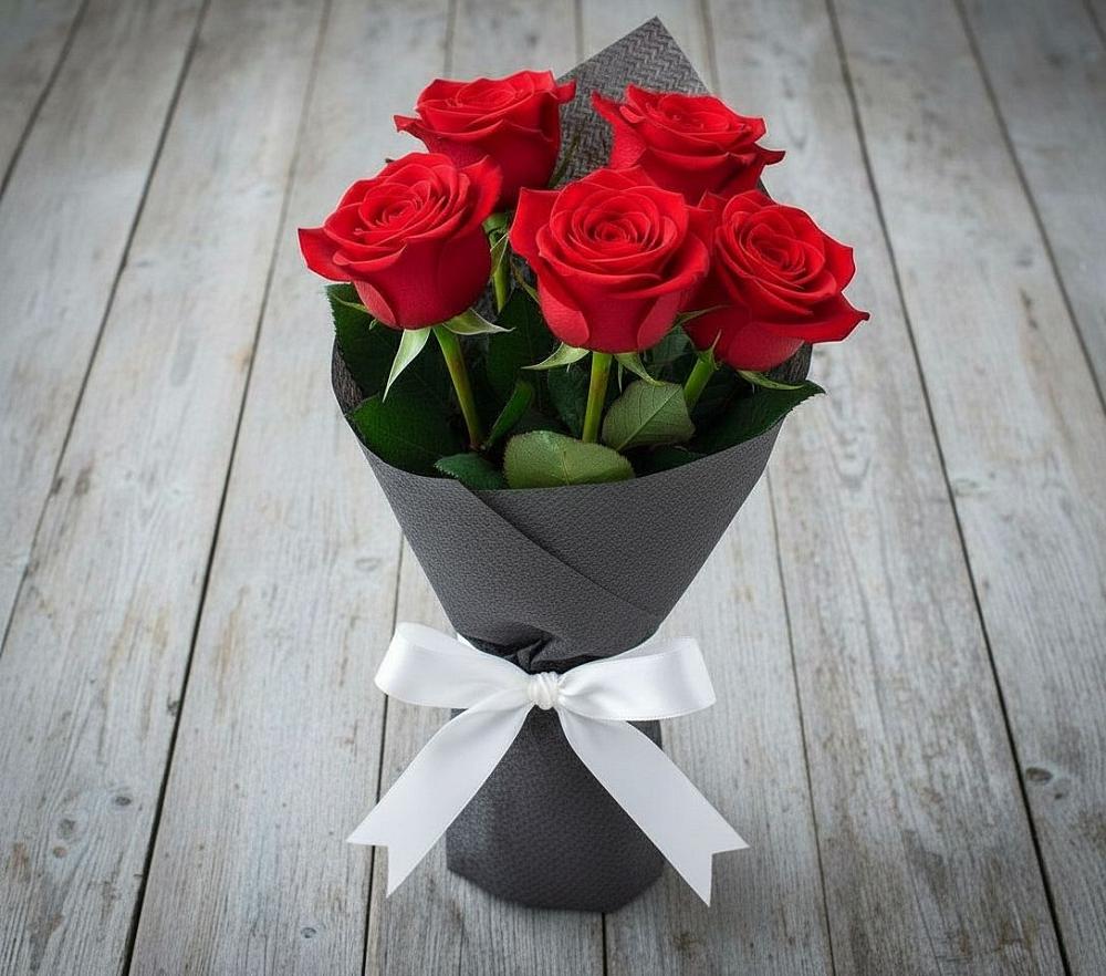Букет 5 Красных роз Эдлесс Лав в Юрла
