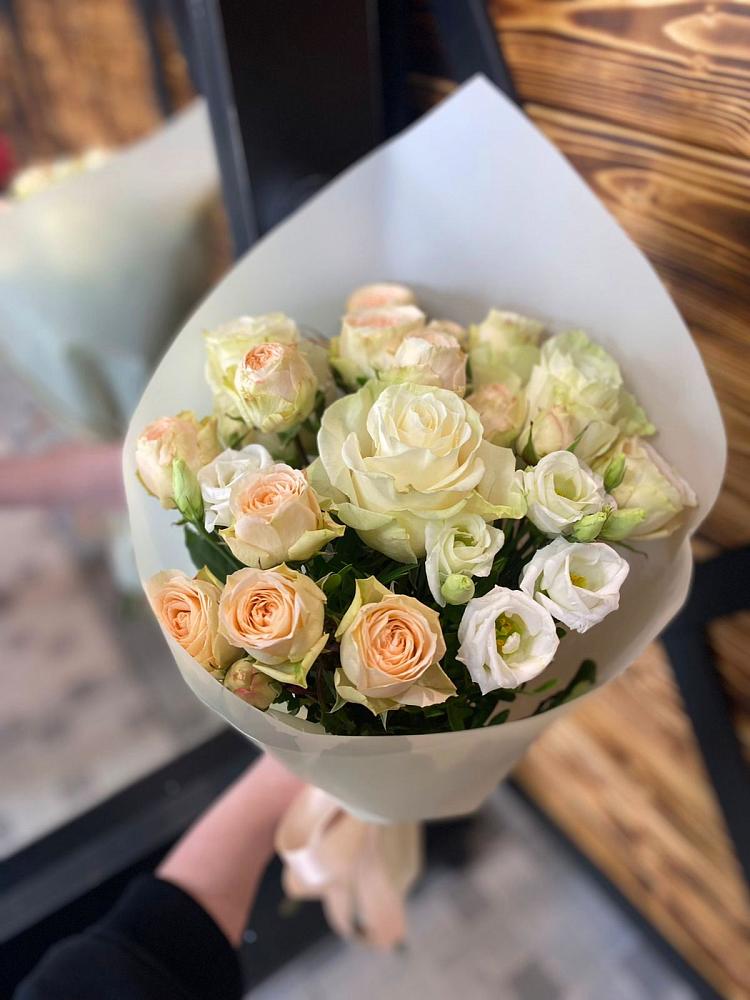 Букет цветов из: Розы и Лизиантусы в Юрла